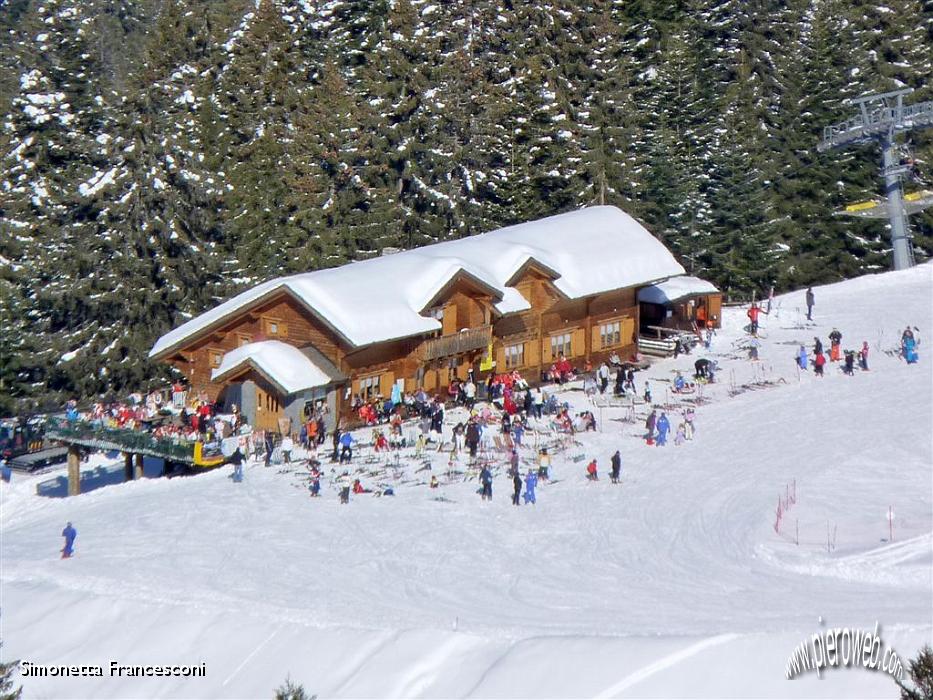 21 Il rifugio Gremei dall'alto.JPG